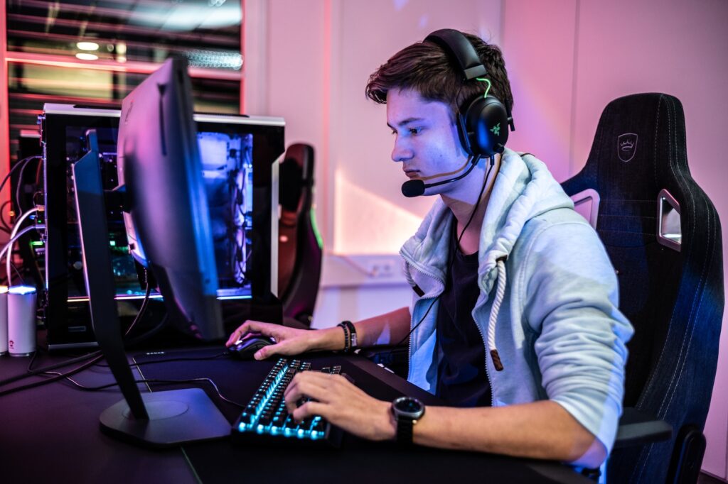un homme portant un casque et utilisant un ordinateur