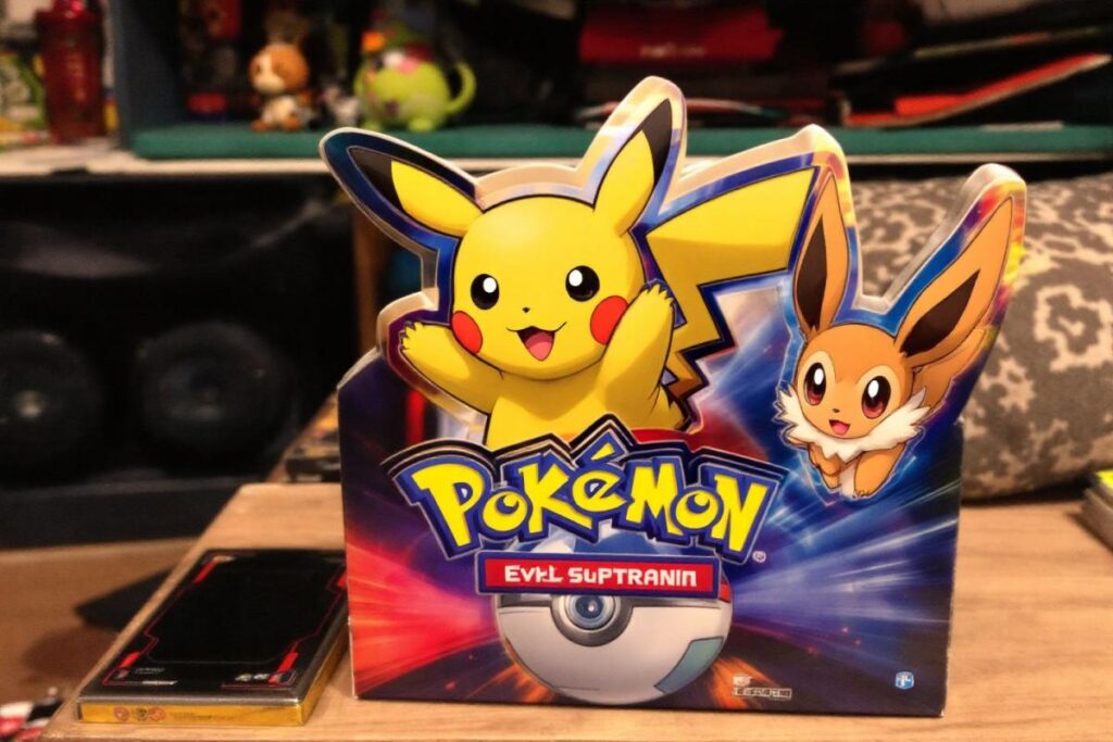 Ce coffret Pokémon TCG propose des boosters Journey Together et Surging Sparks