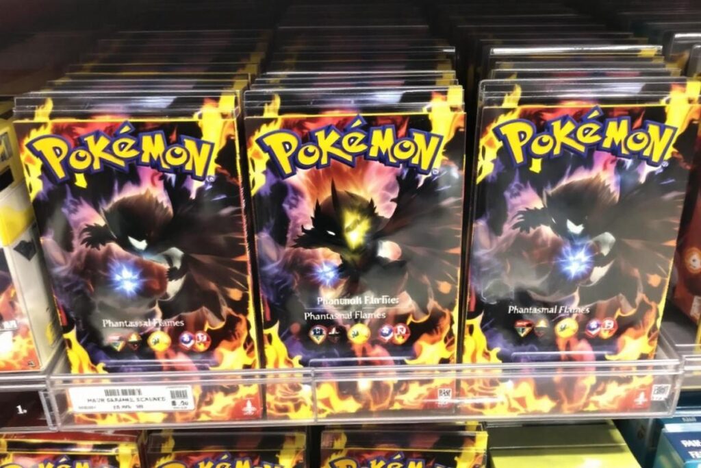 Le set Phantasmal Flames de Pokémon TCG de nouveau en stock sur Amazon dès le lancement
