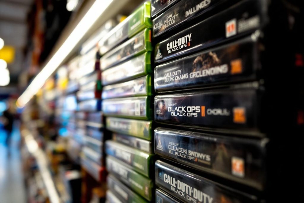 Étagère de magasin avec plusieurs jeux Call of Duty empilés