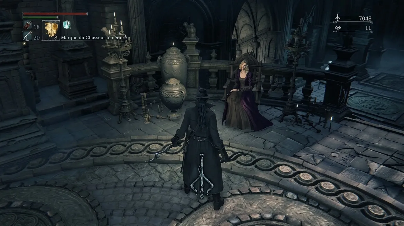 Personnage en noir face à une femme dans une église sombre