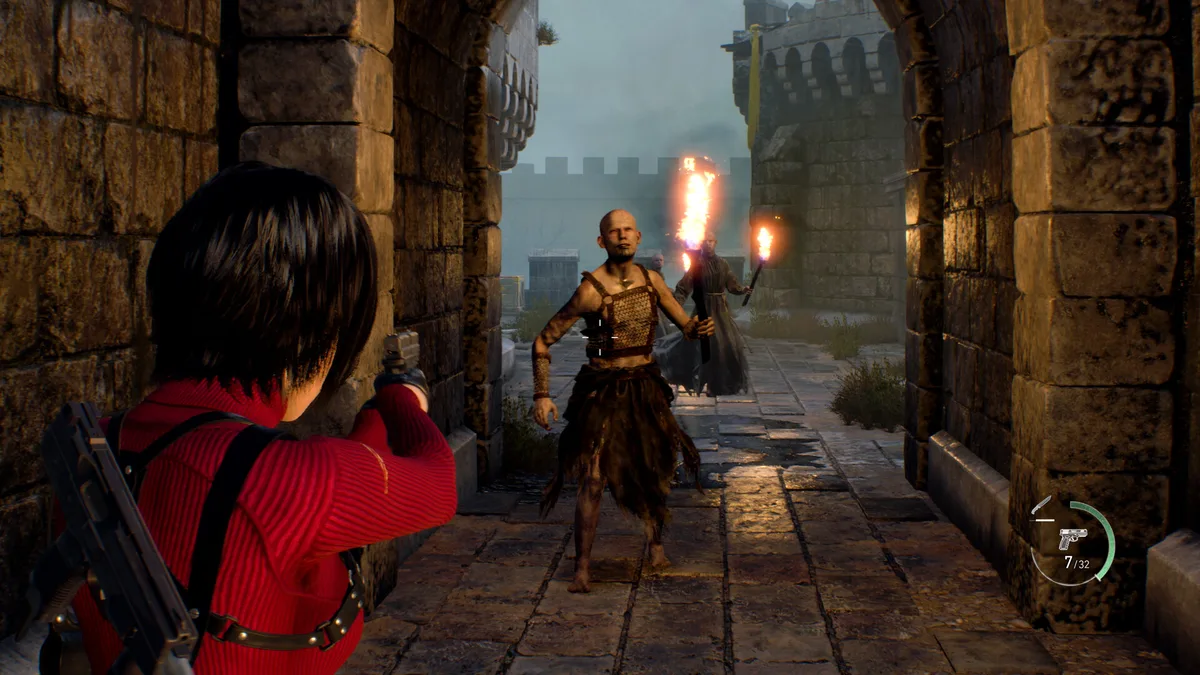 Ada Wong de dos visant un villageois armé d'une torche dans une ruelle de château dans Resident Evil 4 Separate Ways