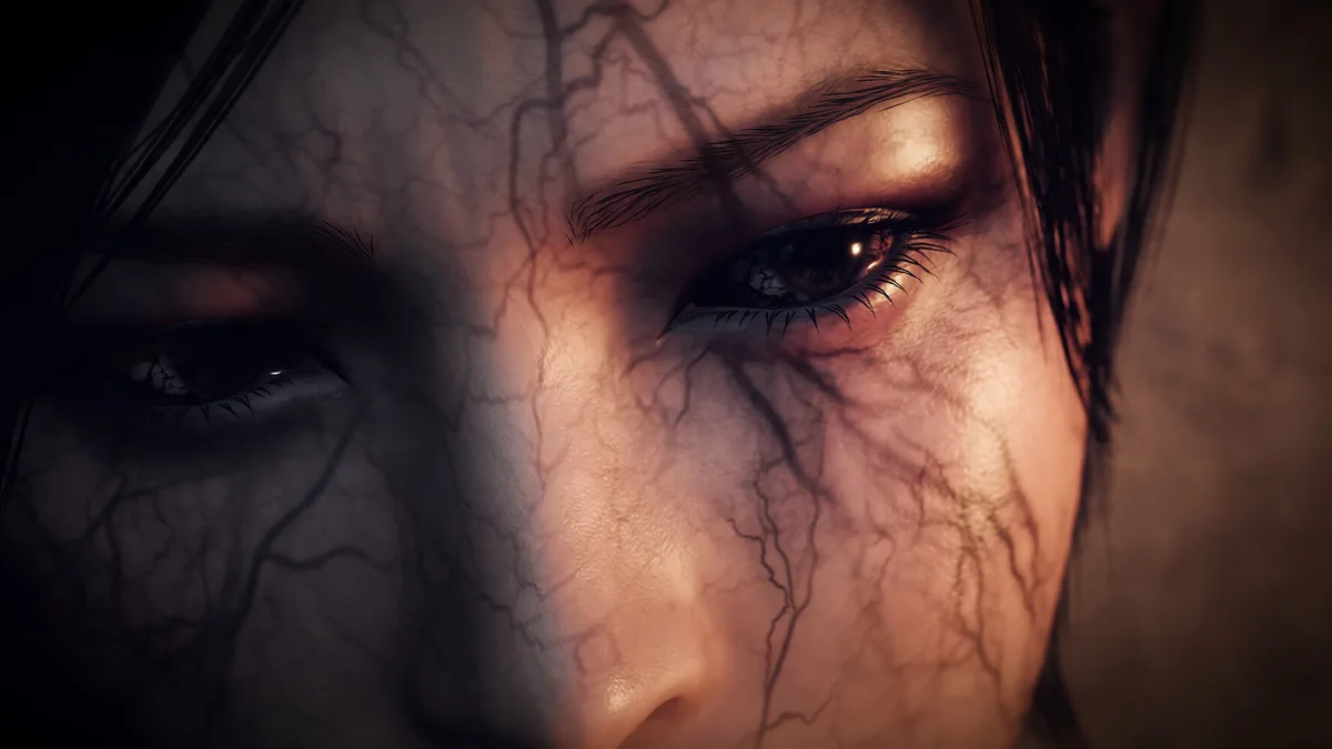 Gros plan sur le visage d'Ada Wong parcouru de veines noires, infectée par le parasite dans Resident Evil 4 Separate Ways