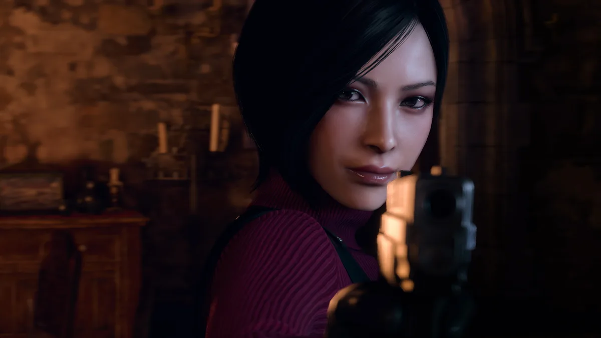 Ada Wong en pull rouge pointant un pistolet dans une pièce éclairée à la bougie dans Resident Evil 4 (2023)