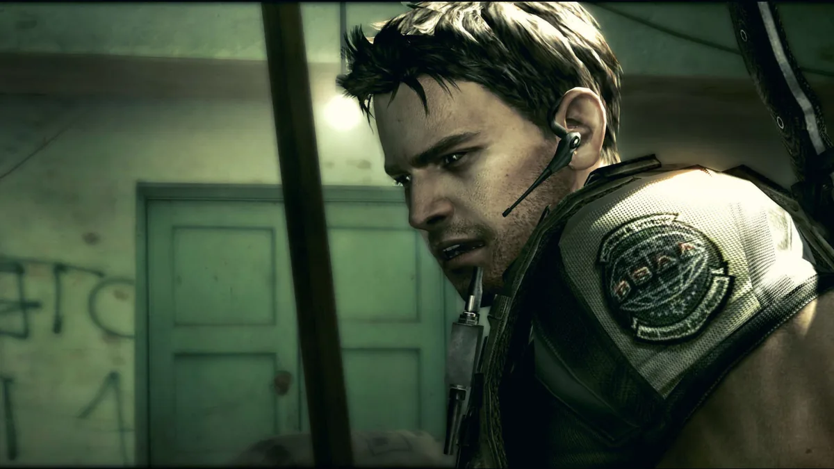 Chris Redfield en uniforme de la BSAA, oreillette sur l'oreille, dans un couloir de Resident Evil 5