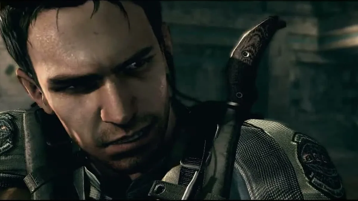 Gros plan sur le visage de Chris Redfield, un couteau de combat à l'épaule, dans Resident Evil 5