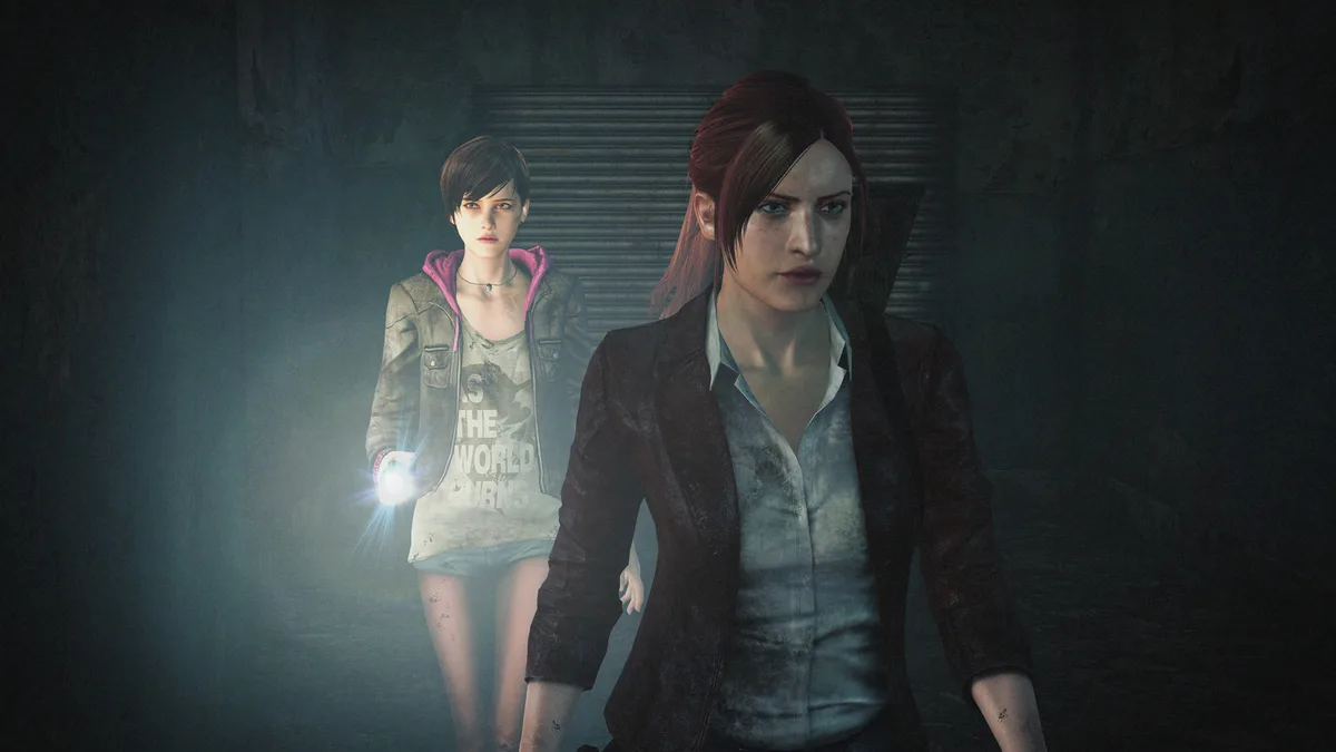 Claire Redfield et Moira Burton, lampe torche à la main, dans un couloir sombre de Resident Evil Revelations 2