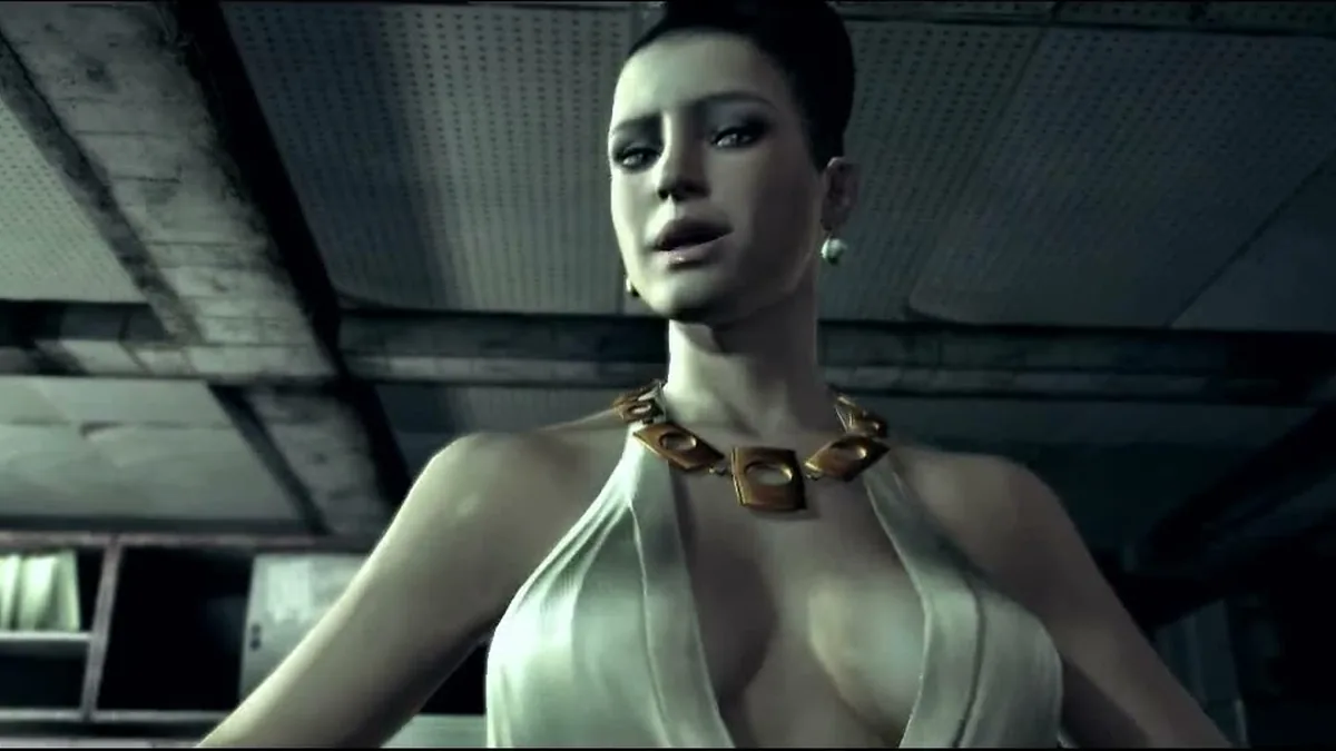 Excella Gionne, robe blanche et collier doré, debout dans une salle technique de Resident Evil 5
