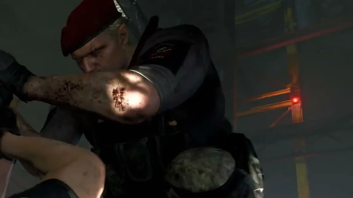 Jack Krauser en béret rouge brandissant un couteau au-dessus de Leon S. Kennedy à terre dans Resident Evil 4 (2023)