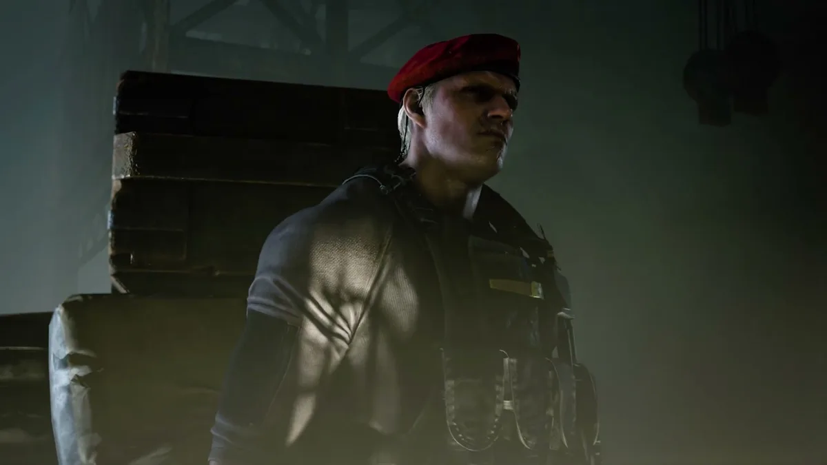Jack Krauser en béret rouge et gilet tactique, le regard levé, dans Resident Evil 4 (2023)