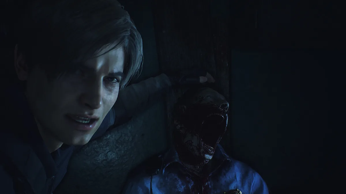 Leon S. Kennedy grimaçant, plaqué contre un zombie en uniforme de policier dans Resident Evil 2 (2019)