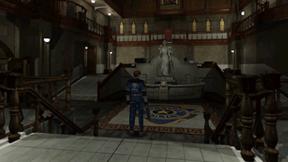 Leon S. Kennedy en uniforme de policier dans le hall principal du commissariat de Raccoon City dans Resident Evil 2 (1998)