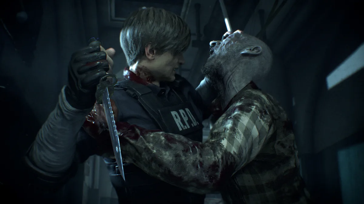 Leon S. Kennedy plantant son couteau dans la tête d'un zombie qui l'agrippe dans Resident Evil 2 (2019)