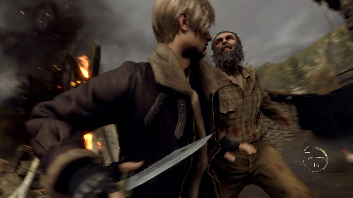 Leon S. Kennedy armé d'un couteau face à un villageois barbu dans un village en flammes de Resident Evil 4 (2023)
