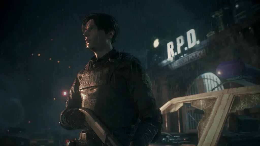 Leon S. Kennedy portant le gilet du R.P.D. sous la pluie devant le commissariat de Raccoon City dans Resident Evil 2 (2019)