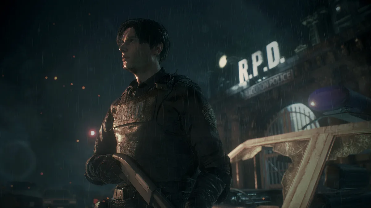 Leon S. Kennedy portant le gilet du R.P.D. sous la pluie devant le commissariat de Raccoon City dans Resident Evil 2 (2019)