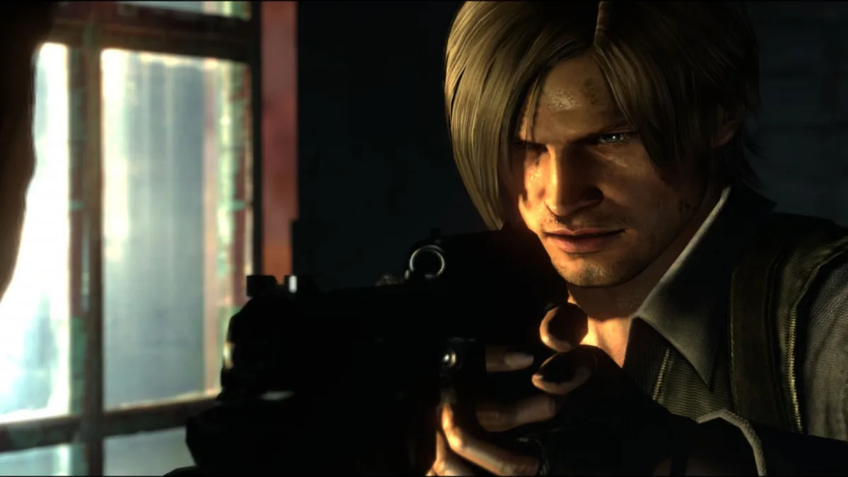 Leon S. Kennedy en chemise et veste, arme au poing près d'une fenêtre dans Resident Evil 6
