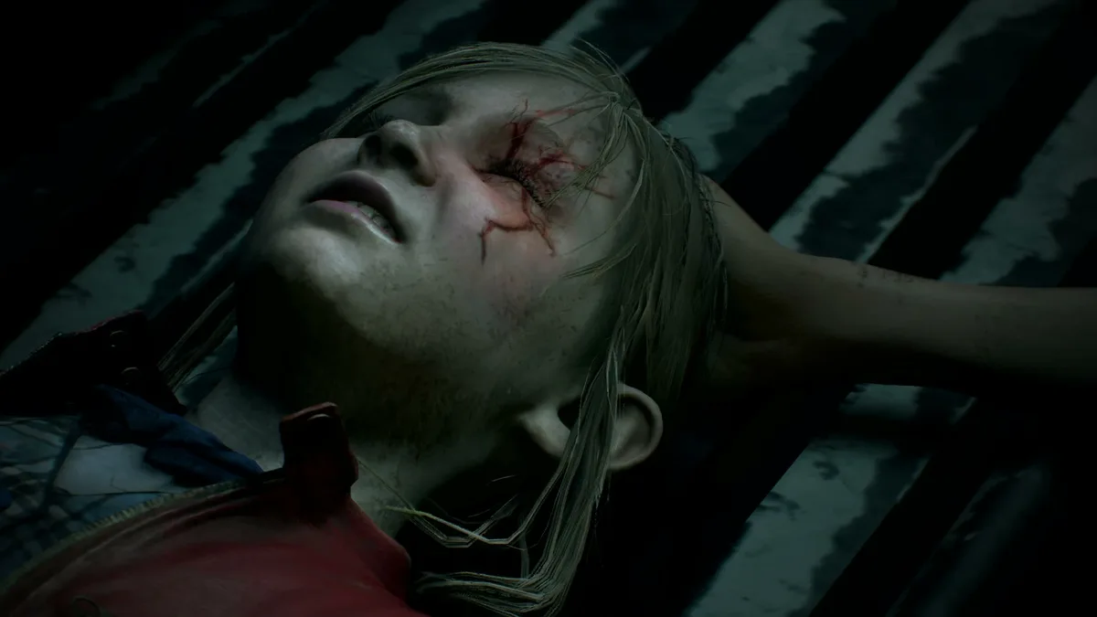 Sherry Birkin enfant, inconsciente et blessée à l'œil, soutenue par une main dans Resident Evil 2 (2019)